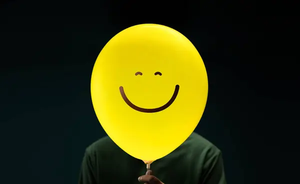 快乐日的概念 心情愉快 心情愉快 心理健康 享受生活的每一天 笑容满面的快乐人热气球 免版税图库图片