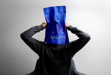 Akıl Sağlığı Konsepti. Bir Stresli, Endişeli, Bunalımlı Bir Kişi Çantayla Kapalı Bir Kafa, Olumsuz Duygu ve Duygu Huysuz