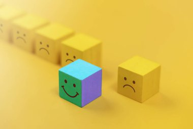 Farklı, Yetenek ve Olağanüstü Kavram. Kalabalığın arasında öne çıkan Eşsiz Gülümseyen Küp