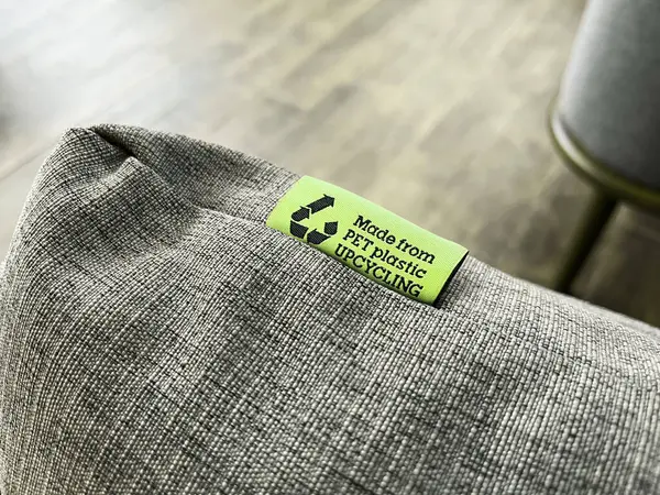 Açık bir yükseltme etiketine sahip çevre dostu tekstil ürünü, modern tüketici mallarında sürdürülebilir uygulamaları ve dairesel ekonomiyi destekliyor