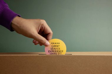 Müşteri Hizmetleri Tecrübesi İnceleme Kartını kutuya koyup geri bildirim, araştırma tepkisini ve yapıcı değerlendirmeyi sembolize ediyoruz.