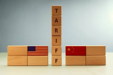 Tahta bloklar, ABD ve Çin bayrakları TARIFF ile ayrılmış. ABD-Çin ticaret savaşının küresel ekonomik etkisi