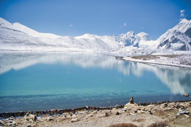 Gurudongmar Gölü karla kaplı ve göl manzaralı. Tatil boyunca ziyaret etmek ve eğlenmek için en iyi yerlerden biri. Soluk soluğa dağları kaplayan kar manzarası duvar kağıtları için mükemmeldir.