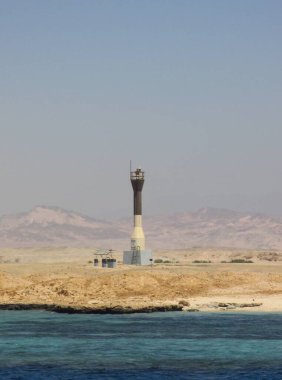 Sharm El Sheikh, Mısır - 30 Temmuz 2021: Kızıldeniz kıyısındaki Sina Yarımadası 'nın güneyindeki deniz feneri, Ras Mohammed Marine Reserve