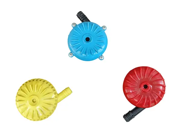 Beyaz arka planda çok renkli bahçe sulama kutuları