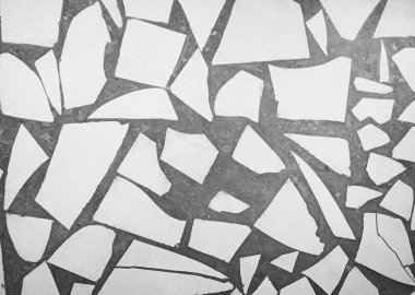 Beyaz döşeme mozaikle döşenmiş.