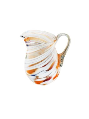 Beyaz arkaplanda gri kahverengi renkli kristal sürahi