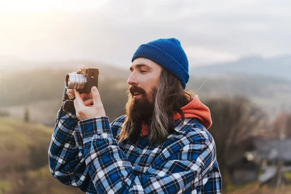 Reisender Mann Mit Bart Der Malerische Hügel Fotografiert Reisen Menschen — Stockfoto