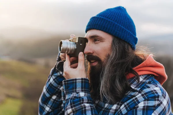 Retrato Horizontal Excursionista Joven Senderismo Masculino Las Montañas Con Cámara Fotos De Stock