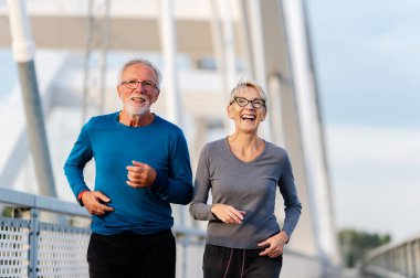 Olgun çift sabah koşusu yapıyor. 