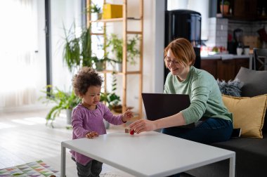 Anne ve kızı Oluşturucu ile oynamak