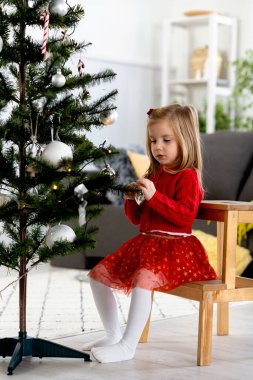 sevimli küçük kız Noel ağacı süsleme