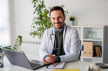 Yakışıklı genç doktor hastalara internette danışmanlık yapıyor.