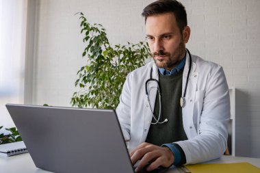 Yakışıklı genç doktor hastalara internette danışmanlık yapıyor.