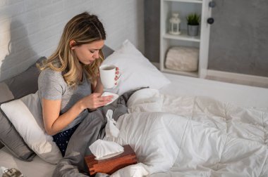 Hasta kadın yatakta. 