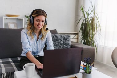 Güzel, genç, serbest kadın. 