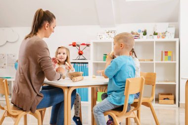 Çocuklar anaokulunda yemek yapmayı öğreniyor.