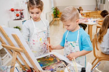 Çocuklar anaokulunda resim yapmayı öğreniyor.