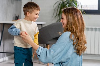 Anne ve çocuk evde eğlenmek