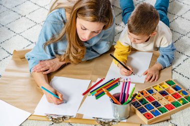 Anne ve oğlu çizim