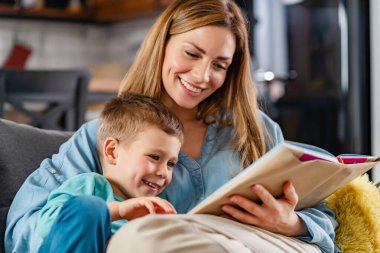 Anne ile oğlu kitap okuma