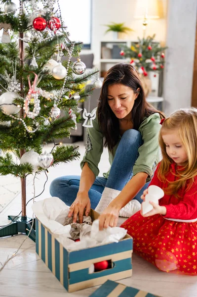 Bela Mãe Filha Decoração Árvore Natal — Fotografia de Stock
