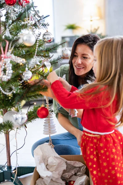 Gyönyörű Anya Lánya Díszítő Karácsonyfa — Stock Fotó