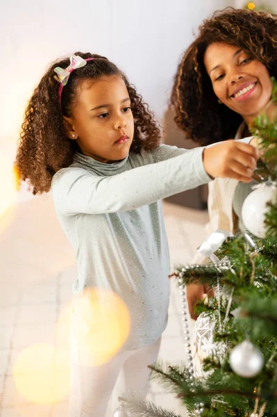 Afro Amerikai Anya Gyermek Díszítő Karácsonyfa — Stock Fotó