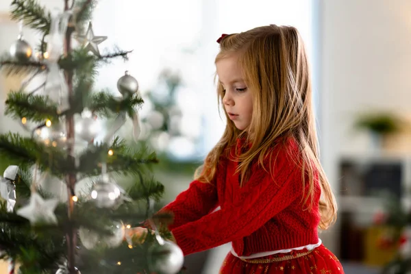 かわいい女の子のクリスマス ツリーを飾る — ストック写真