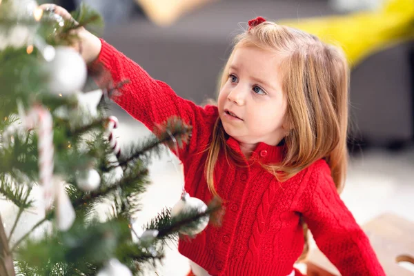 Karácsonyfa Díszítő Aranyos Kislány — Stock Fotó