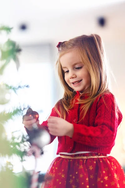 Menina Bonito Decorar Árvore Natal — Fotografia de Stock