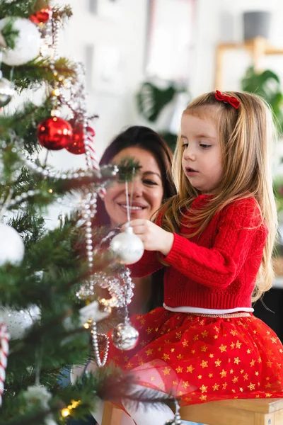 Gyönyörű Anya Lánya Díszítő Karácsonyfa — Stock Fotó