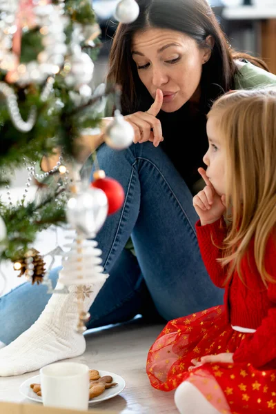 Mãe Filha Esperando Por Santa Perto Árvore Natal — Fotografia de Stock