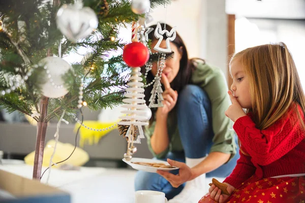 Mãe Filha Esperando Por Santa Perto Árvore Natal — Fotografia de Stock