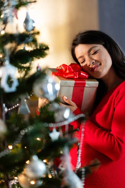 Bela Mulher Grávida Desempacotando Presentes Natal Para Seu Futuro Bebê — Fotografia de Stock