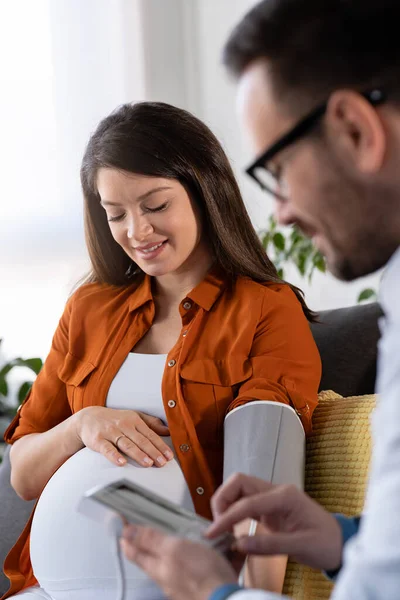 pregnant woman visiting doctor for check up