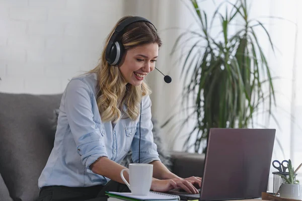 Güzel, genç, serbest kadın. 