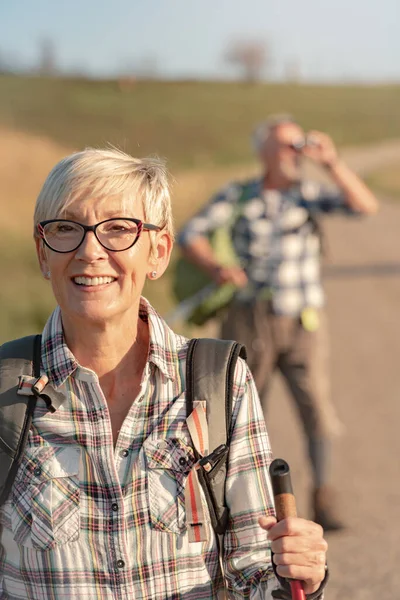 Glückliches Seniorenpaar Wandert Den Bergen — Stockfoto
