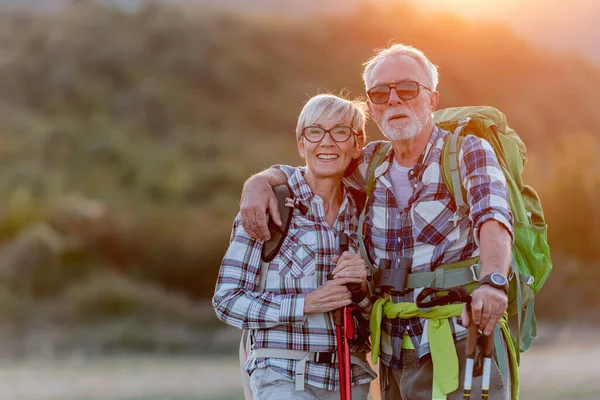 Szczęśliwy Senior Para Piesze Wycieczki Górach — Zdjęcie stockowe