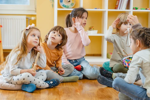 Bambini Che Imparano Suonare Sugli Strumenti Musicali Nella Scuola Materna — Foto Stock