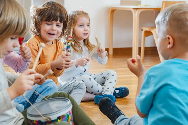 Barn Som Lär Sig Spela Musikinstrument Dagis — Stockfoto