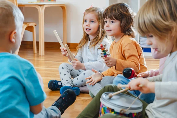 在幼稚园学习乐器演奏的儿童 — 图库照片