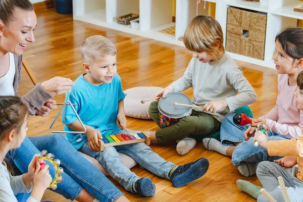 Enfants Apprenant Jouer Sur Des Instruments Musique Maternelle — Photo