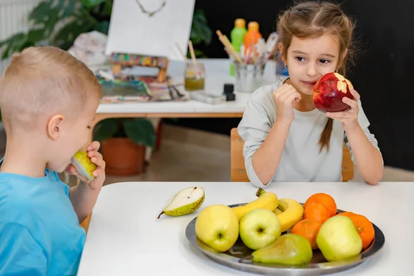 Oğlan Kız Anaokulunda Öğle Arasında Meyve Yiyorlar — Stok fotoğraf