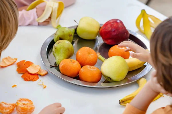 Çocuklar Öğle Arasında Anaokulunda Meyve Yiyorlar — Stok fotoğraf