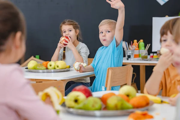 Barn Äter Frukt Lunchrasten Dagis — Stockfoto
