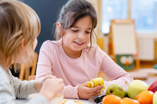 Pojke Och Flicka Äter Frukt Lunchrast Dagis — Stockfoto