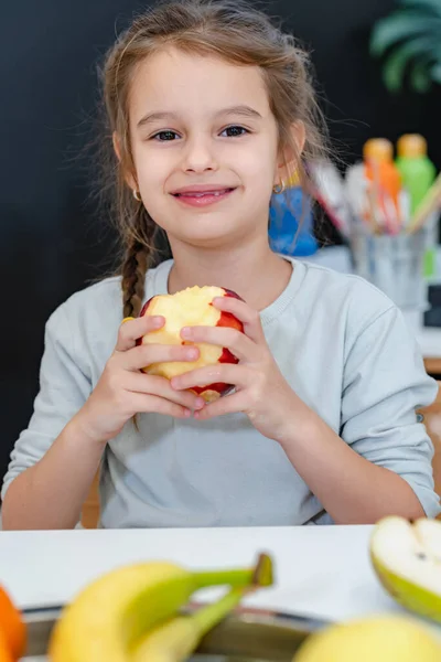 Sevimli Küçük Kız Yeme Elma — Stok fotoğraf