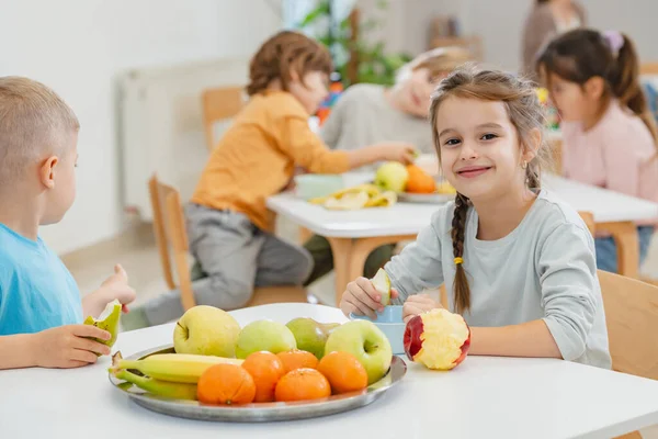 Çocuklar Öğle Arasında Anaokulunda Meyve Yiyorlar — Stok fotoğraf