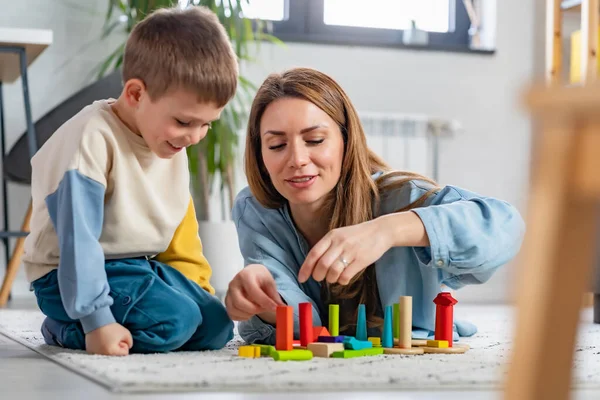 Mutter Und Sohn Spielen Mit Bauarbeiter — Stockfoto